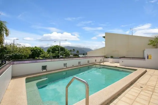 Belle Escapes - Chic City Apartment with Water Views - Havuz