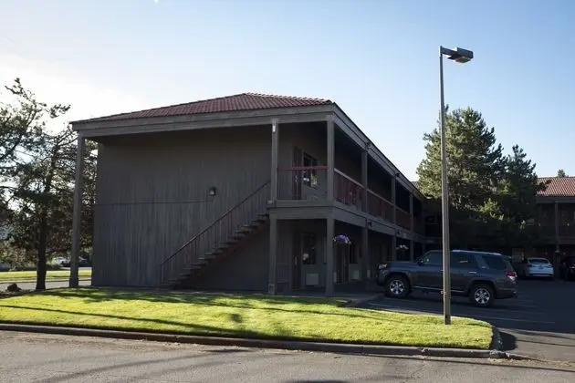 Bend Three Sisters Inn & Suites