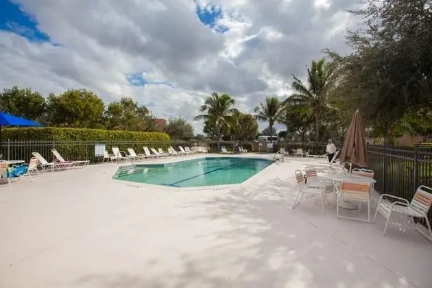 Bernard's Bonita Fairways Condo - Havuz