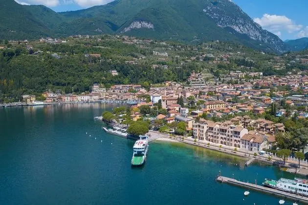 Berny Salo: Near the Lake & Garage - Dış Mekan