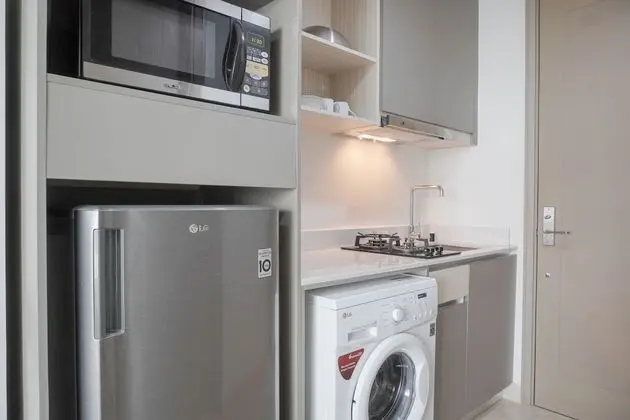 Best Choice And Strategic Studio At Gold Coast Apartment Near Pik - Mutfak