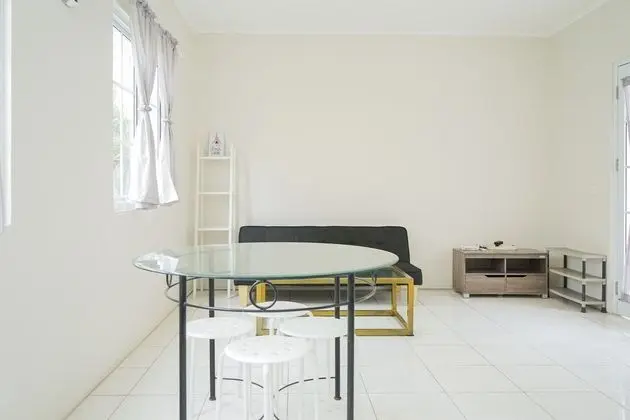 Best Deal Studio at Alesha Vanya Park Guest House (Sharing Bathroom) - Oda Düzeni