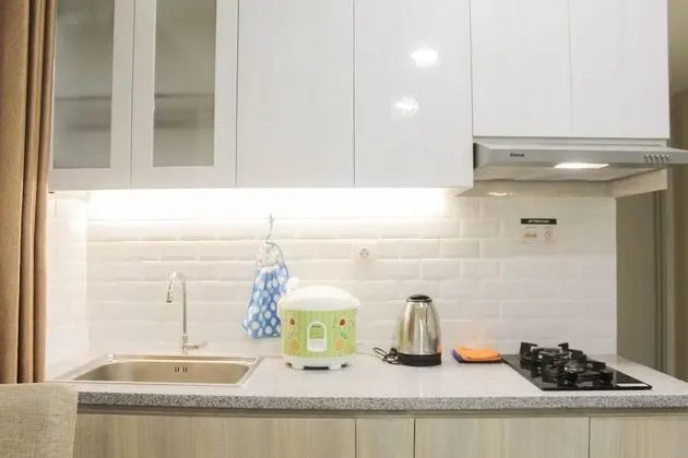 Best And Homey 2Br With Sofa Bed At Meikarta Apartment - Mutfak