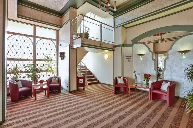 Best Living Hotel Arotel - Lobi