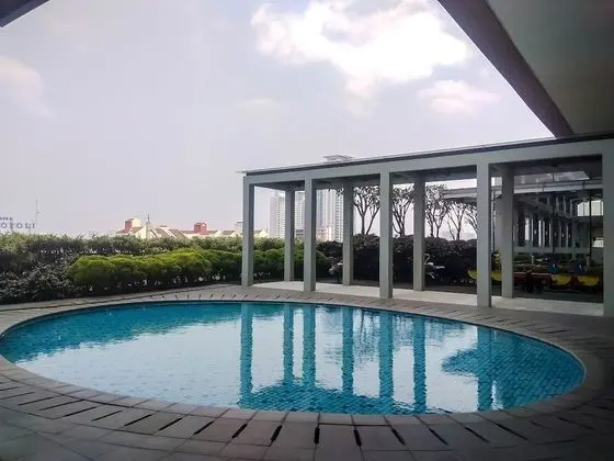 Best Location 1BR The Mansion at Kemang Apartment - Havuz