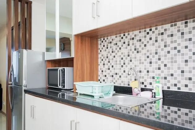 Best Modern and Homey 2BR Apartment at Casa Grande Residence - Mutfak