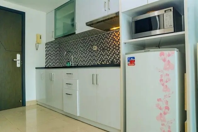 Best Price Studio at Tamansari The Hive Apartment - Mutfak