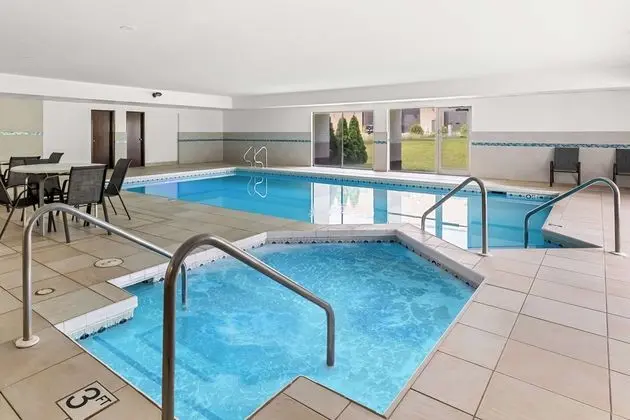 Best Western Baraboo Inn - Havuz