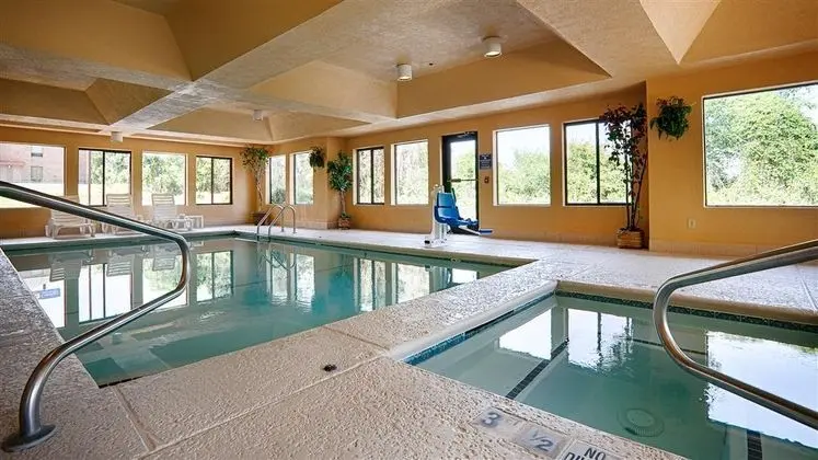 Best Western Bradbury Inn & Suites - Havuz