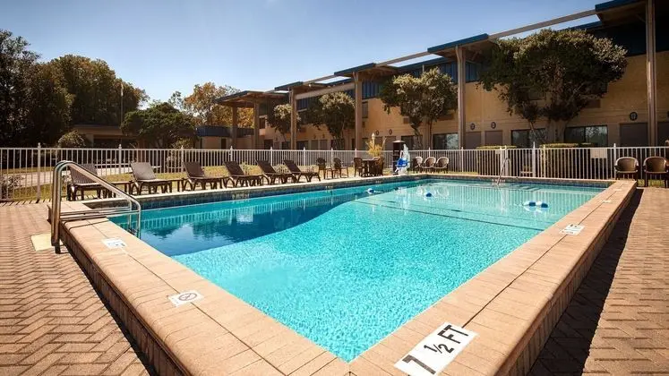 Best Western Crossroads Inn - Havuz