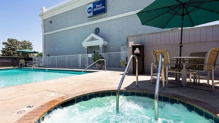 Best Western Executive Inn - Havuz