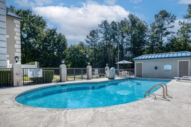 Best Western Executive Inn & Suites - Havuz