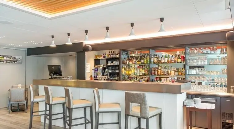 Best Western International - Bar