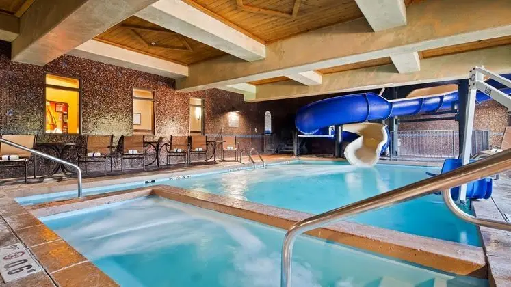 Best Western Kc Speedway Inn & Suites - Havuz