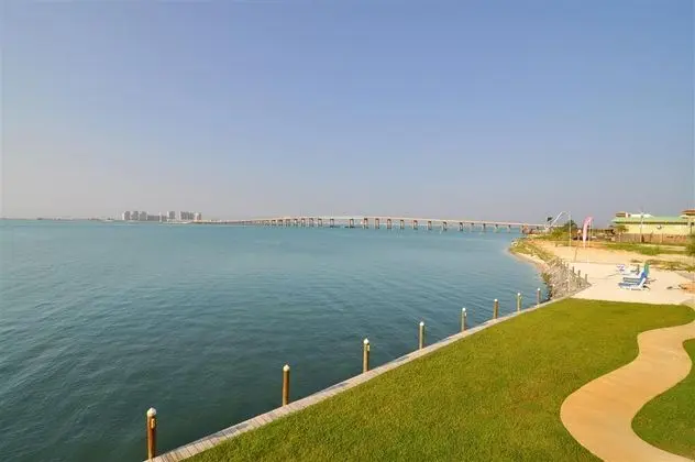 Best Western Navarre Waterfront