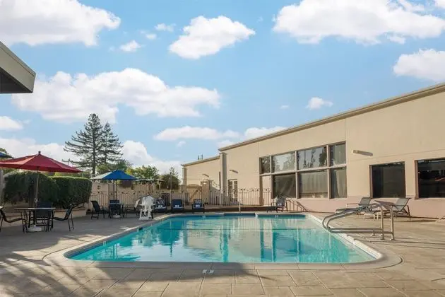 Best Western Petaluma Inn - Havuz