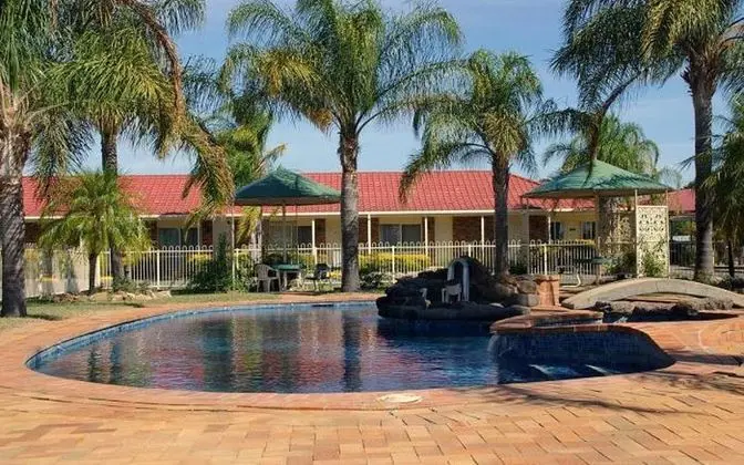 BEST WESTERN Pines Country Club Motor Inn