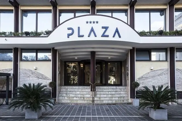 BEST WESTERN Hotel Plaza - 1