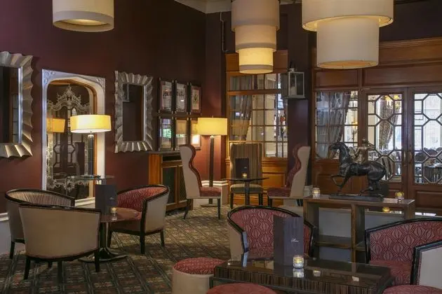 Best Western Plough & Harrow Hotel - Lobi