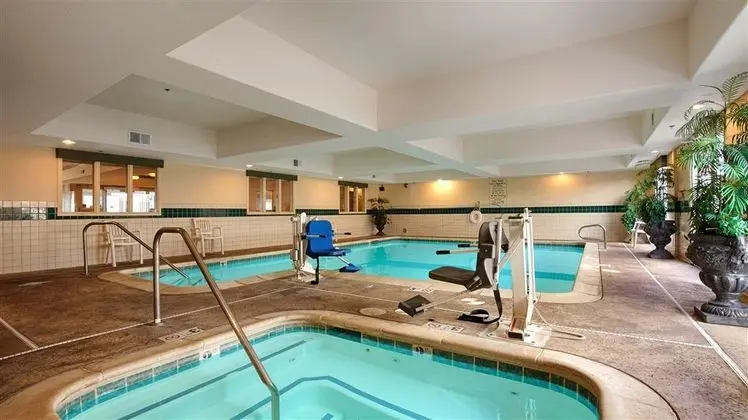 Best Western Plus Airport Inn & Suites - Havuz