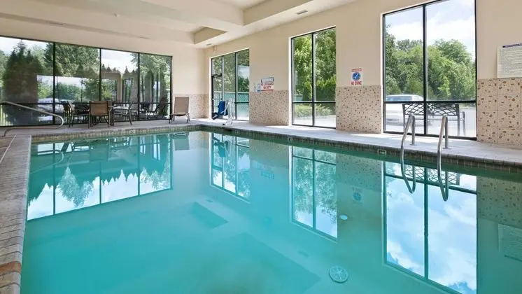 Best Western Plus Battle Ground Inn & Suites - Havuz