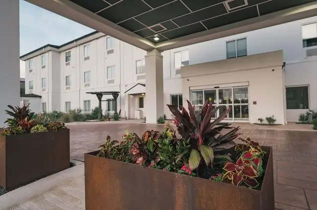 Best Western Plus Blanco Luxury Inn & Suites - Dış Mekan
