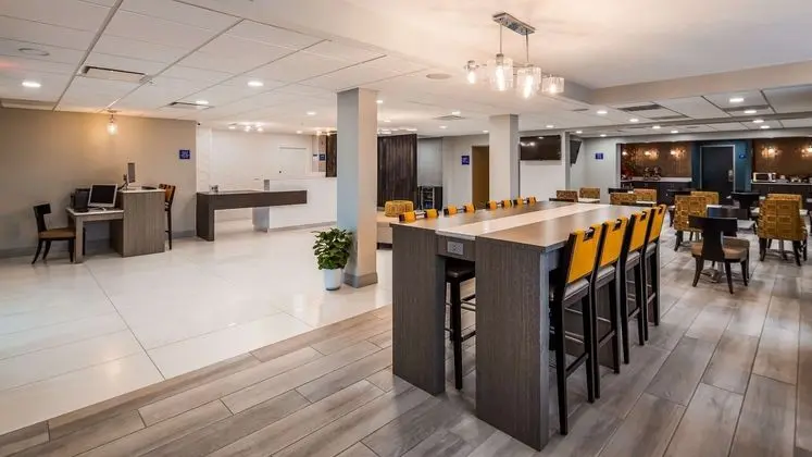 Best Western Plus Bloomington East Hotel - Lobi