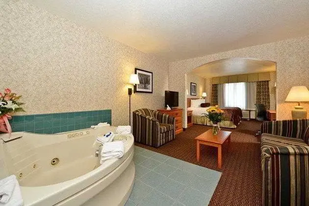 Best Western Plus Cascade Inn & Suites