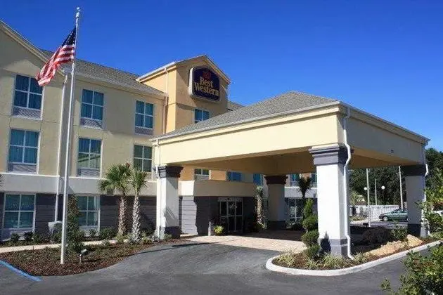 Best Western Plus Chain Of Lakes Inn & Suites