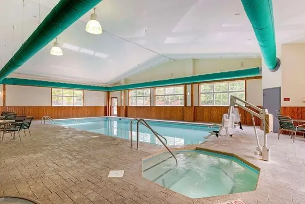 Best Western Plus Crossroads Inn & Suites - Havuz
