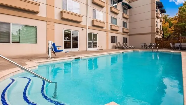 Best Western Plus Edmonds Harbor Inn - Havuz