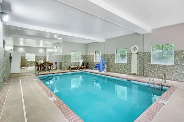 Best Western Plus Executive Suites - Columbus East - Havuz