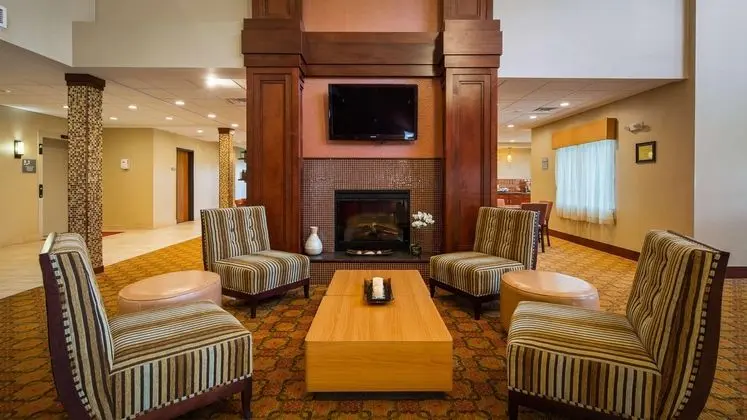 BEST WESTERN PLUS Finger Lakes Inn & Suites - Lobi