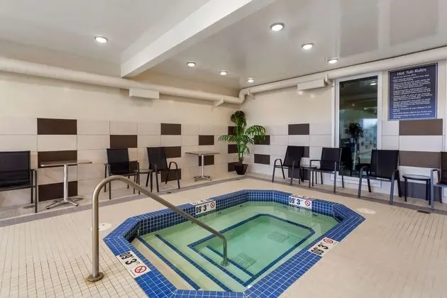 Best Western Plus Fort Saskatchewan Inn & Suites - Havuz