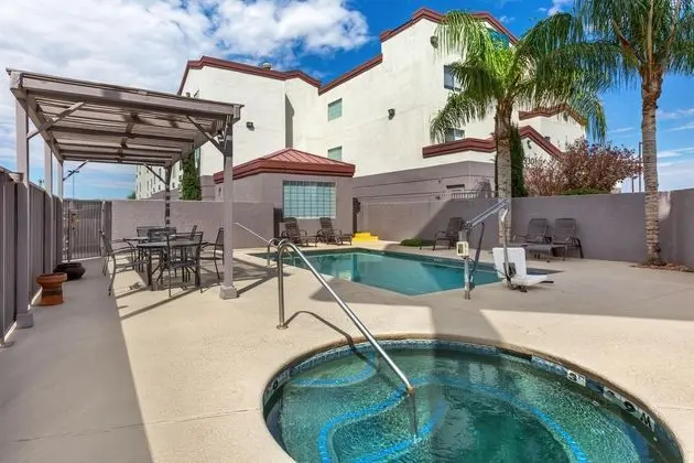 Best Western Plus Gold Poppy Inn - Havuz