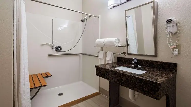 Best Western Plus Hannaford Inn & Suites