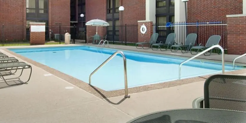 Best Western Plus Indianapolis North at Pyramids - Havuz
