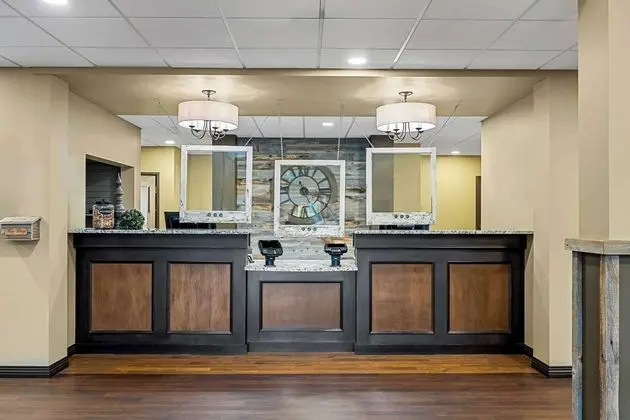 Best Western Plus Lacombe Inn & Suites - Lobi