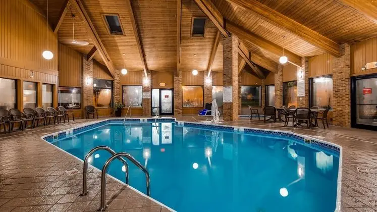 Best Western Plus Lakewood Inn - Havuz