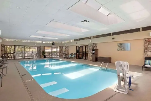 Best Western Plus Landing View Inn & Suites - Havuz