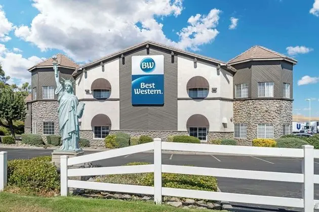 Best Western Plus Liberty Inn - Dış Mekan