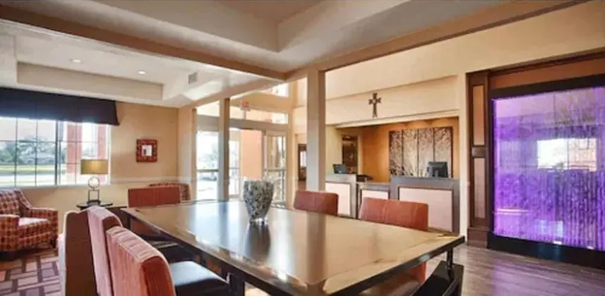 Best Western Plus Lubbock Windsor Inn - Lobi