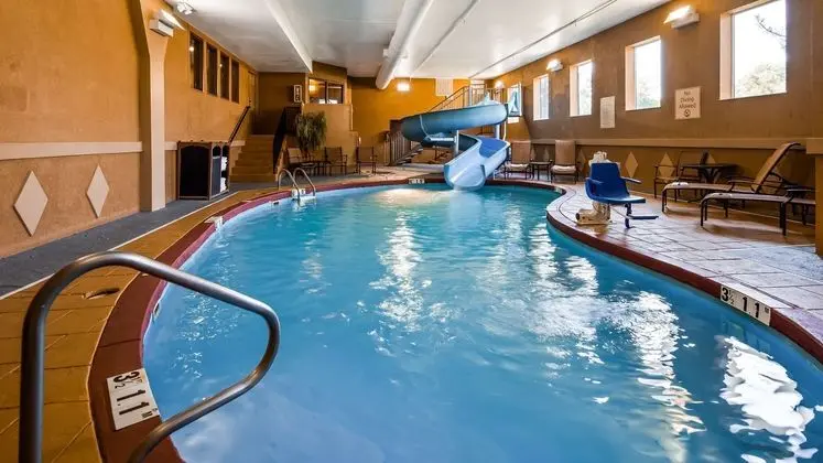 Best Western Plus Midwest Inn & Suites - Havuz