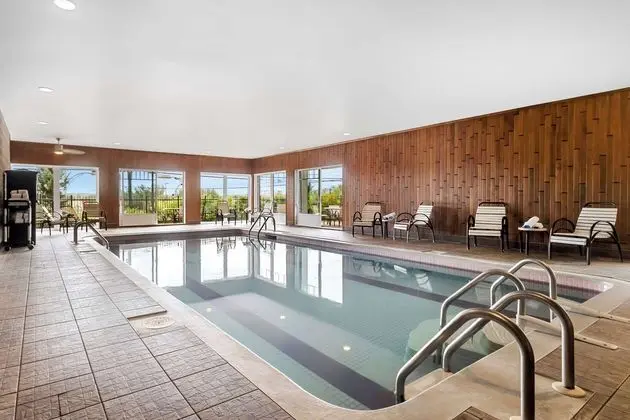 Best Western Plus Mont-Laurier - Havuz