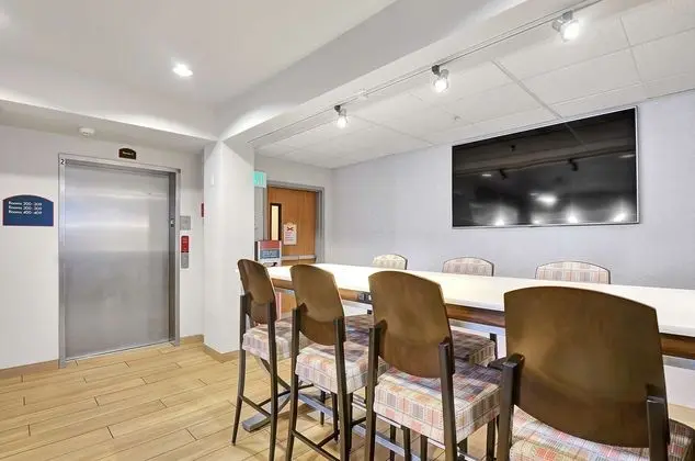 Best Western Plus Navigator Inn & Suites - Lobi