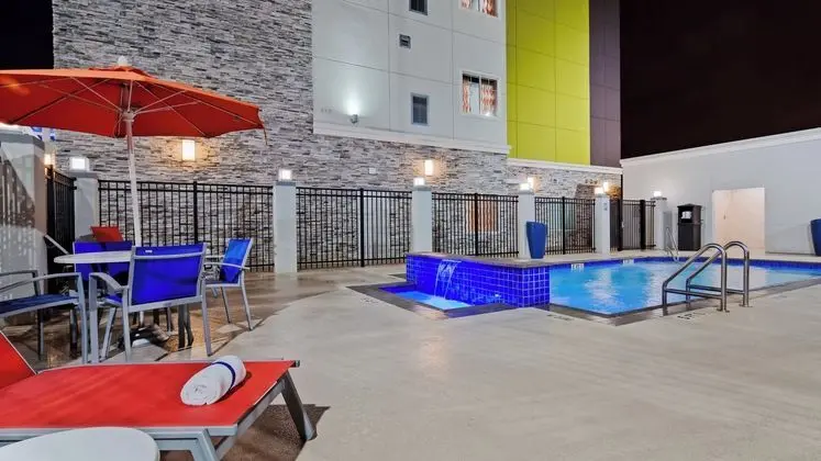 Best Western Plus Pasadena Inn & Suites - Havuz