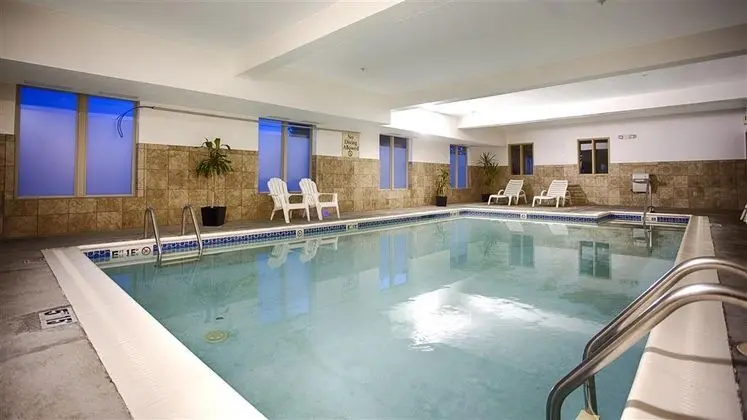 Best Western Plus Providence-Seekonk Inn - Havuz