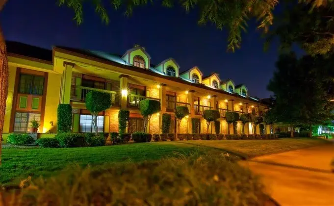Best Western Plus Raffles Inn & Suites