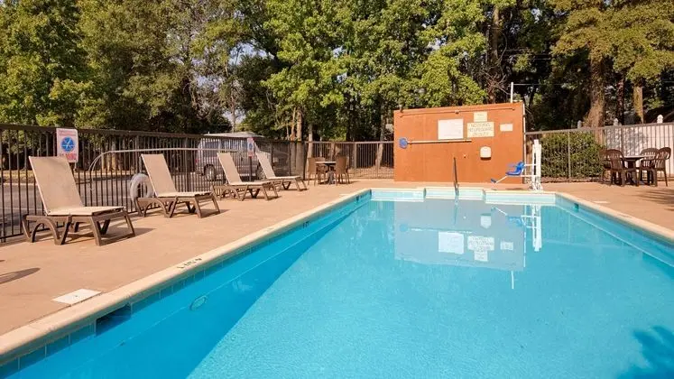 Best Western Plus Richmond Airport Hotel - Havuz
