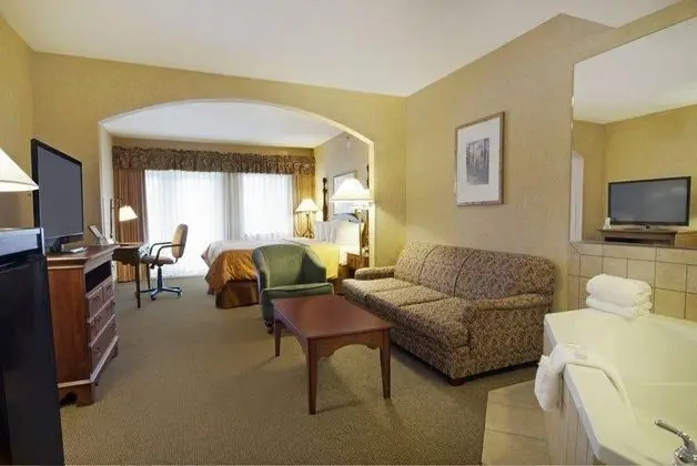 Best Western Plus River Escape Inn & Suites - Havuz